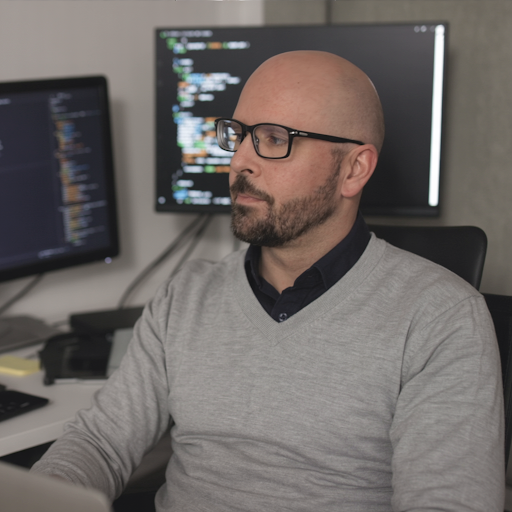Jonas Pudas vid sitt skrivbord